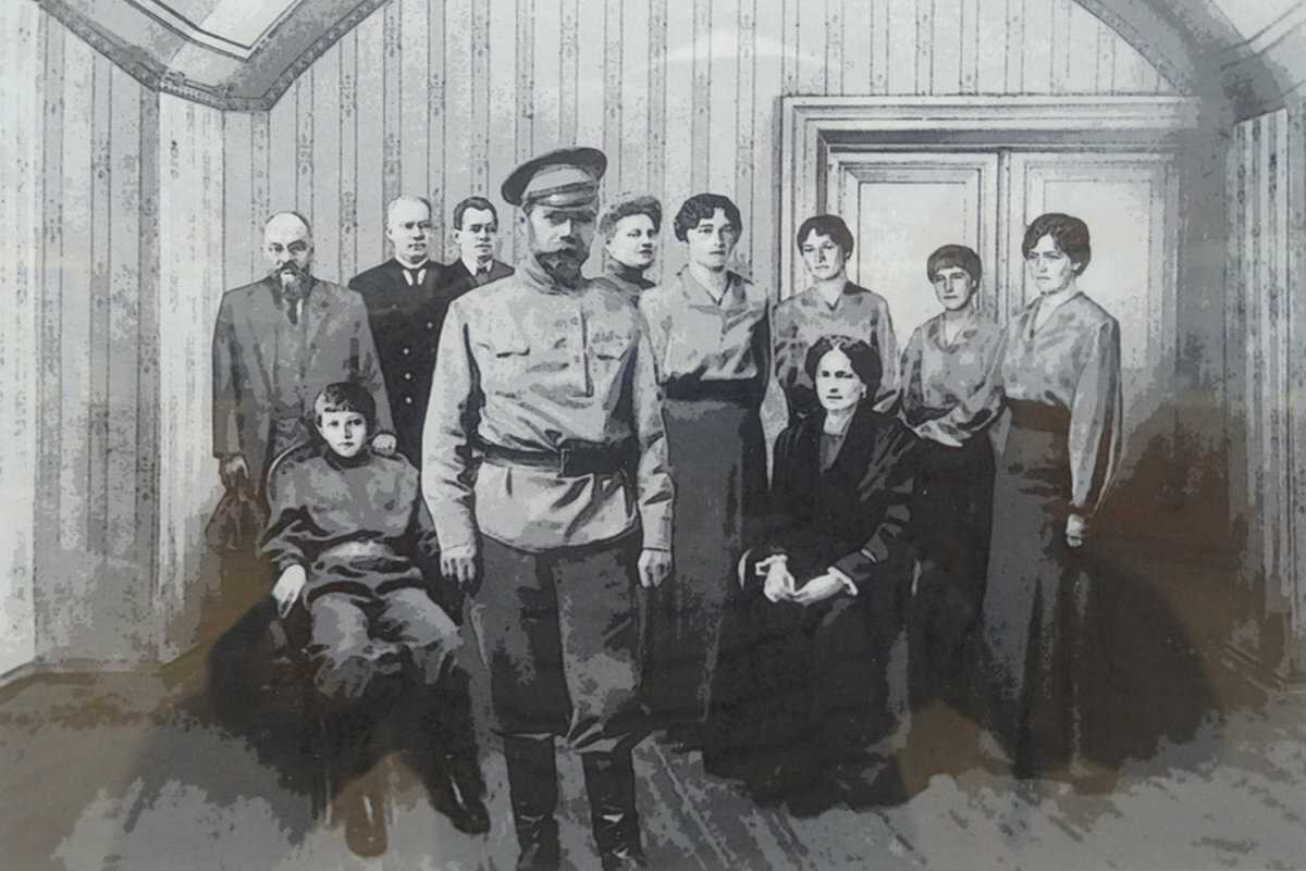 В ночь с 16 на 17 июля 1918 года последний русский император Николай II был расстрелян вместе со своей семьёй и свитой в доме Ипатьева в Екатеринбурге