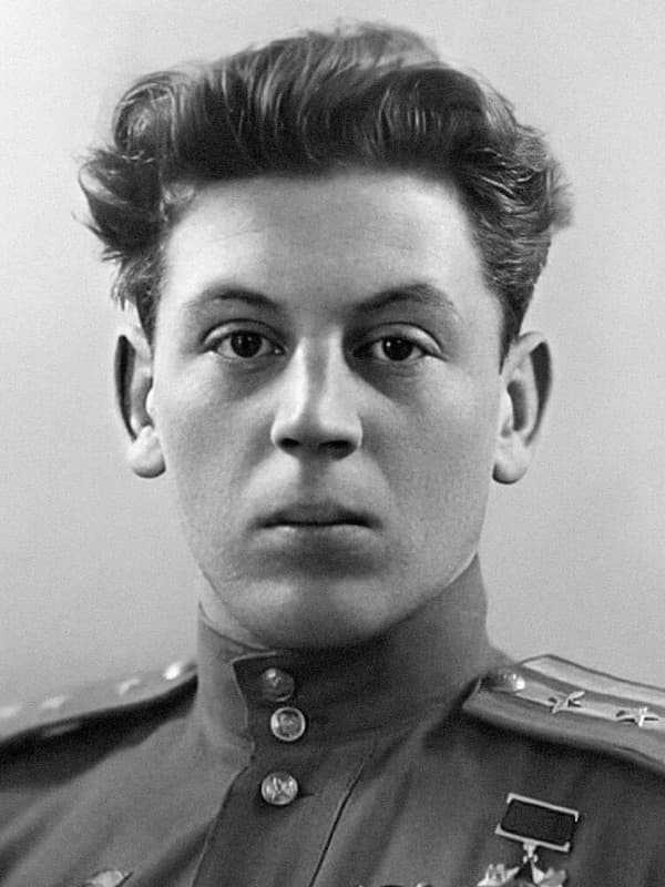 Сын сталина − зеркало режима. стал генералом в 25 лет, делал спортимперию из денег и власти, умер в ссылке от алкоголизма | гол.ру