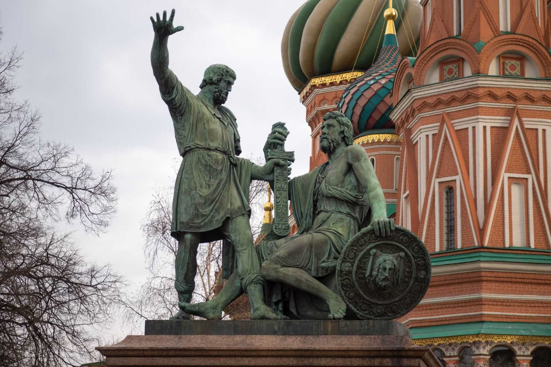 Где находится памятник кузьме минину и дмитрию пожарскому, скульптора и автора ивана мартоса
