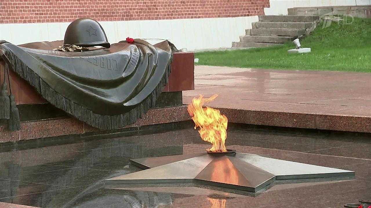 Вечный огонь на могиле неизвестного солдата у кремлевской стены