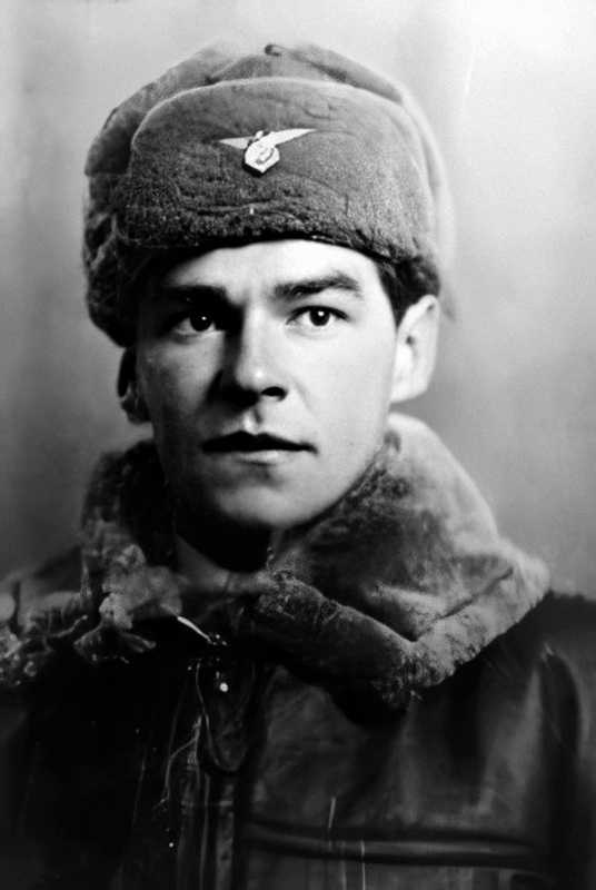 25 ноября 1917 года в Париже в обычной рабочей семье на свет появился будущий прославленный французский летчик авиаполка Нормандия Неман Герой Советского Союза Марсель Альбер Уже в раннем возрасте Марсель был вынужден пойти работать окончив шк