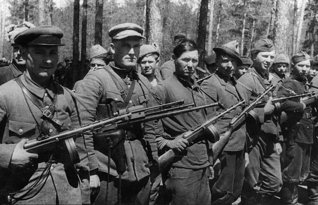 В самом начале Великой Отечественной войны зародилась одна из самых массовых форм участия советских людей в борьбе с захватчиками народное ополчение
