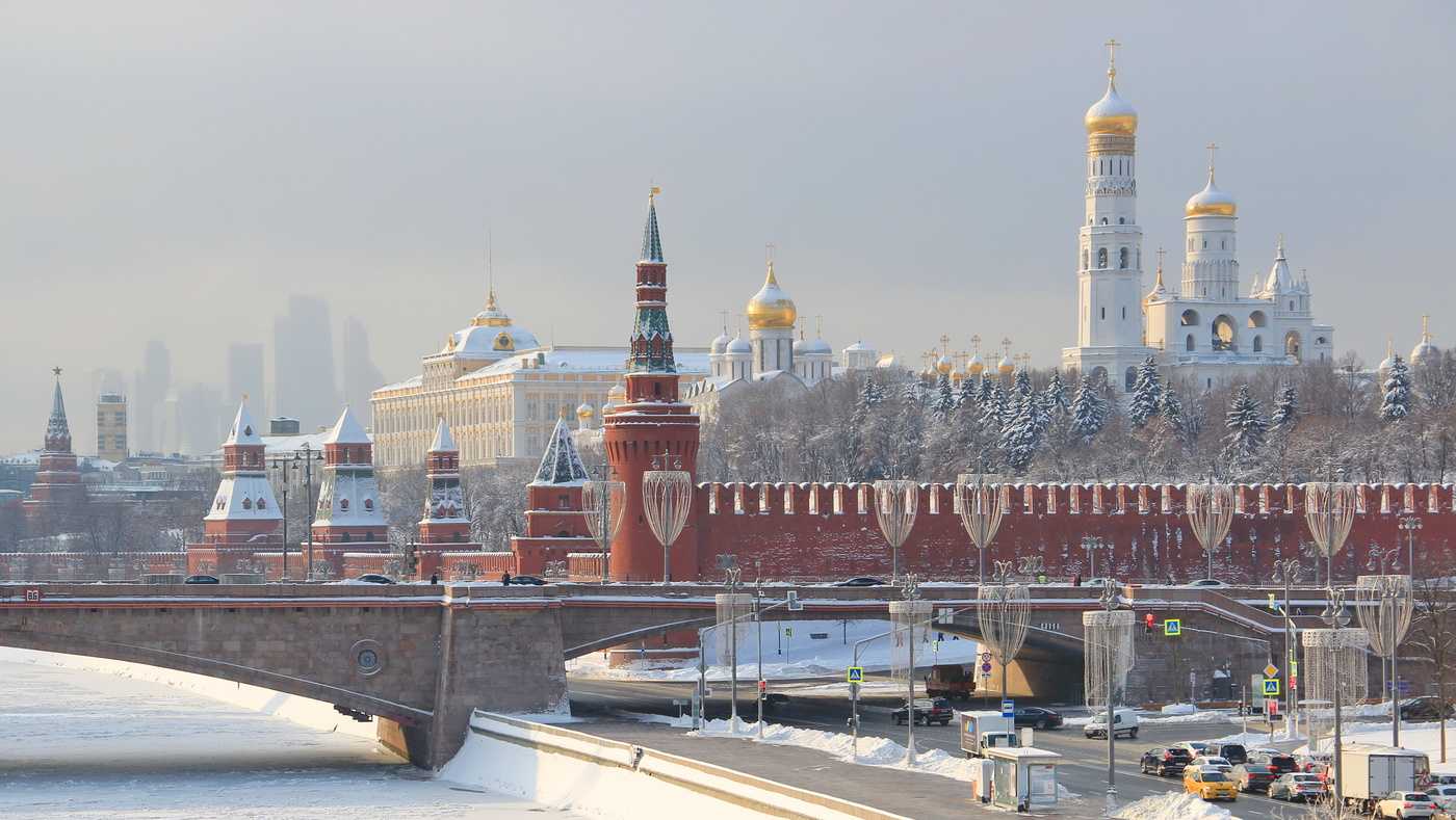 Постройка кремля из красного кирпича. правда ли, что кремль раньше был белым? что такое кремль