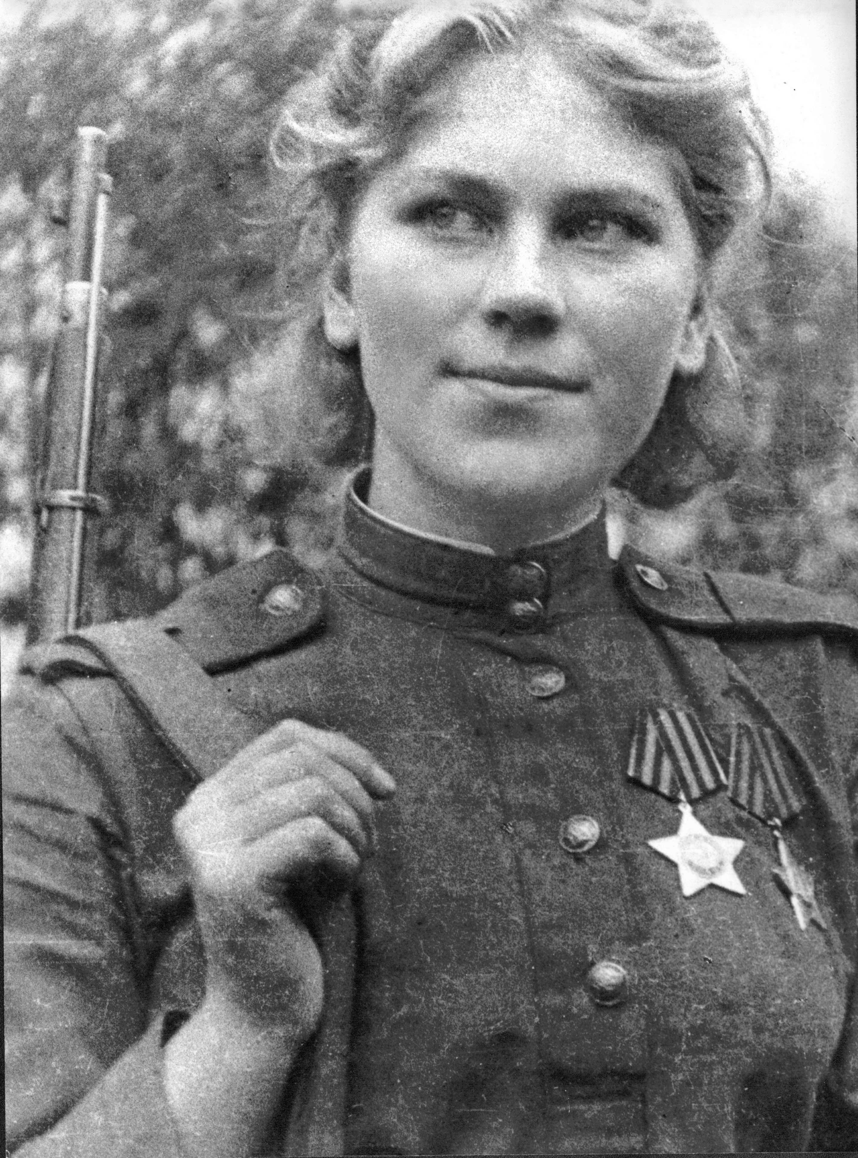 Она завещала нам песни и росы И тихие всплески любимой реки О доблестном подвиге Шаниной РозыВовек не забудут её земляки 28 января 1945 года от тяжелого ранения в бою погибла Роза Егоровна Шанина старший сержант отдельного взвода стрелковой дивизи