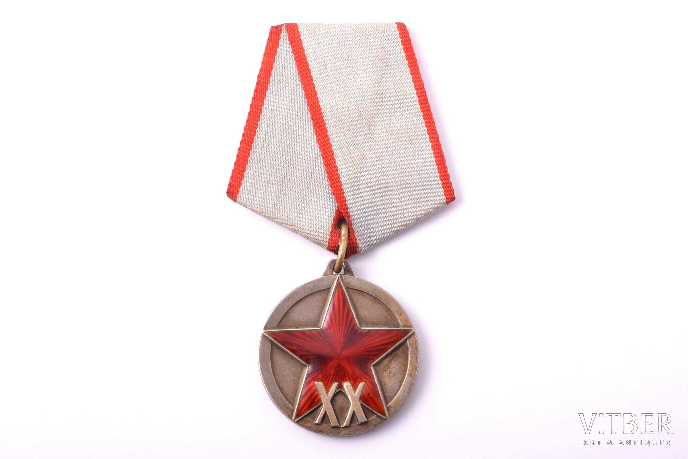 24 января 1938 года учреждена первая советская юбилейная медаль ХХ лет Рабоче Крестьянской Красной Армии На довоенных фотографиях командиров Красной Армии частенько можно увидеть характерную медаль На обычной для тех лет прямоугольной колодке т