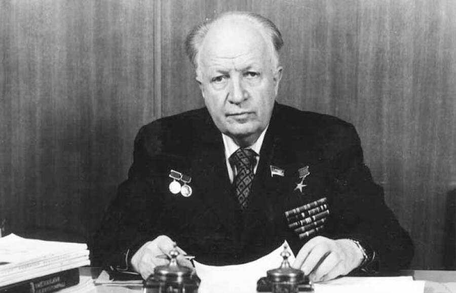 Петровский - 19 человек по фамилии петровский, кто они