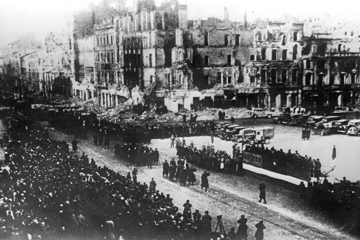 Почему красная армия не поддержала восстание в варшаве в августе 1944 года