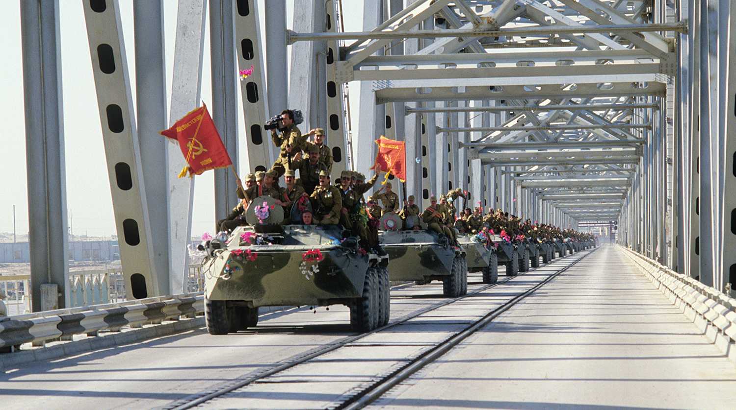 Вывод наших войск из Афганистана начался 15 мая 1988 г в соответствии с заключенными в апреле 1988 г Женевскими соглашениями о политическом урегулировании положения вокруг ДРА СССР обязался вывести свой контингент в девятимесячный срок то есть д