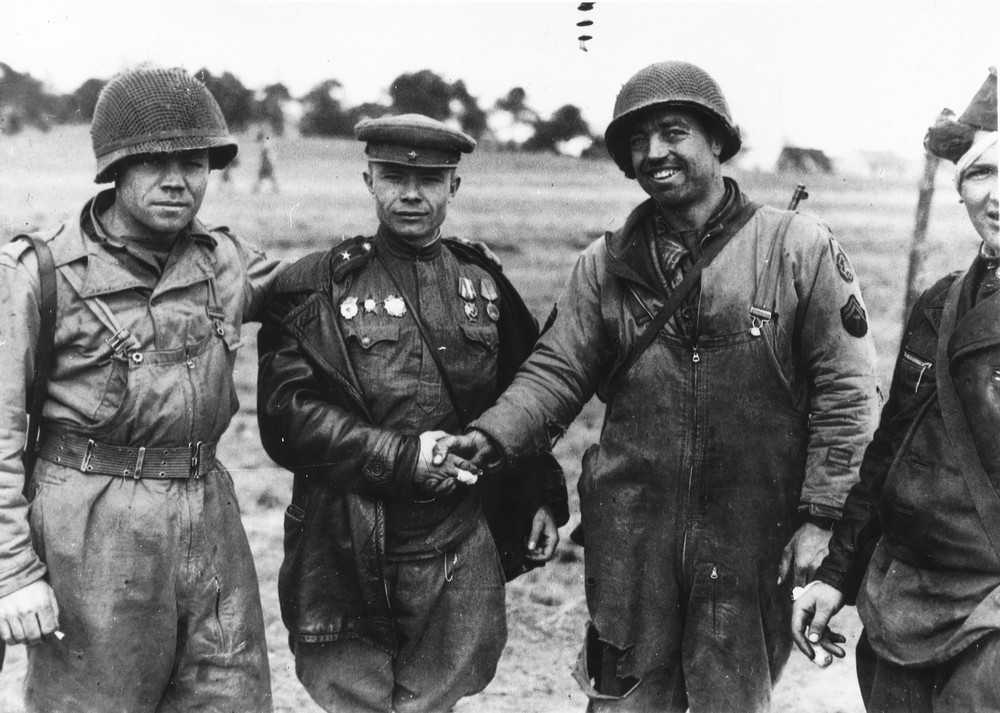 25 апреля 1945 года в 13 30 мск  в районе г Торгау на Эльбе произошла встреча советских и американских войск Легендарная встреча на Эльбе стала высшей точкой в союзнических отношениях антигитлеровской коалиции