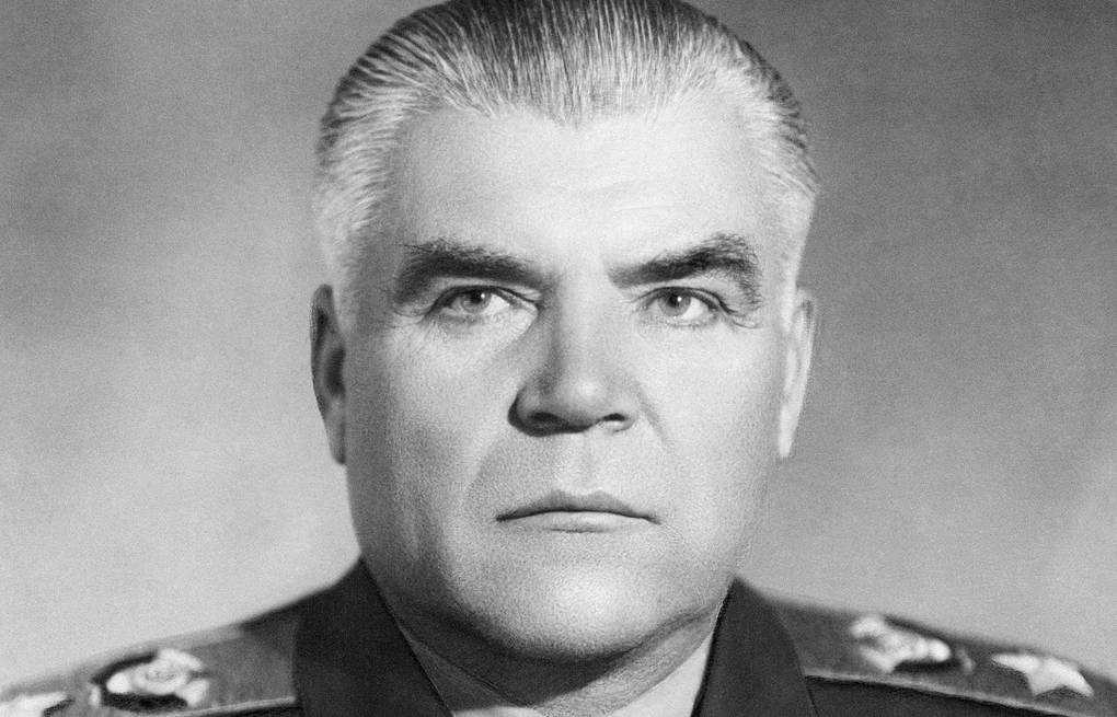 22 ноября 1898 года родился Родион Яковлевич Малиновский советский государственный и военный деятель Маршал и дважды Герой Советского Союза Биография Малиновского совершенно не похожа на обычно правильные словно под копирку написанные биографи
