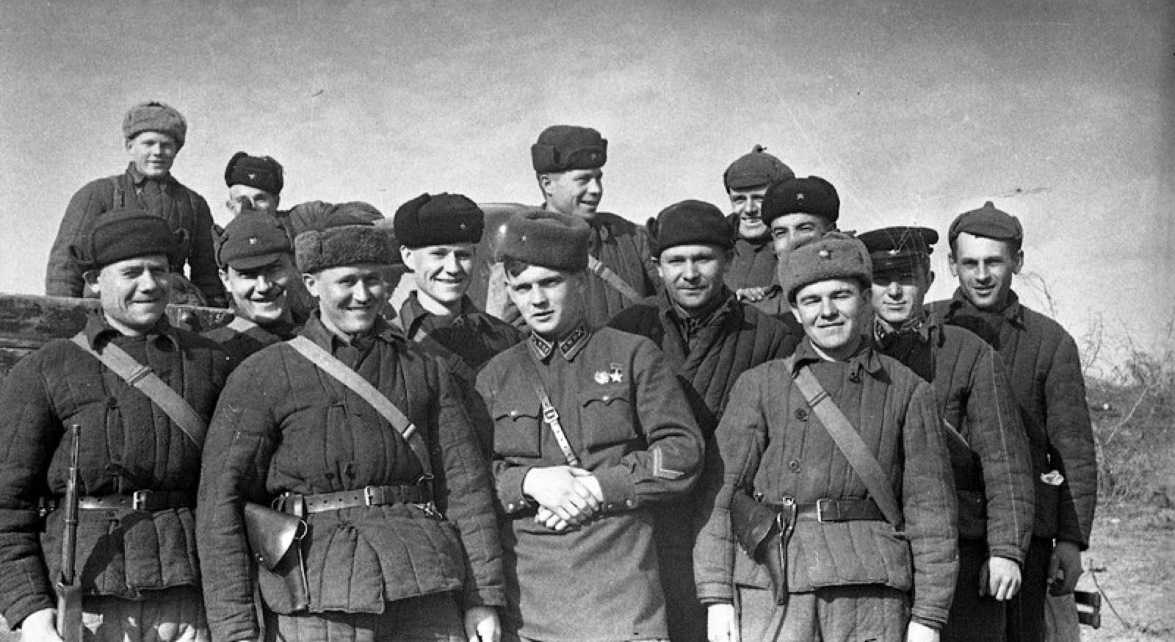Вот уже более двух столетий шинель для русского солдата главная одежда Она согревала в походах бойцов Российской империи принимала участие в Октябрьской революции помогала побеждать в Великую Отечественную Прообраз современной шинели появился