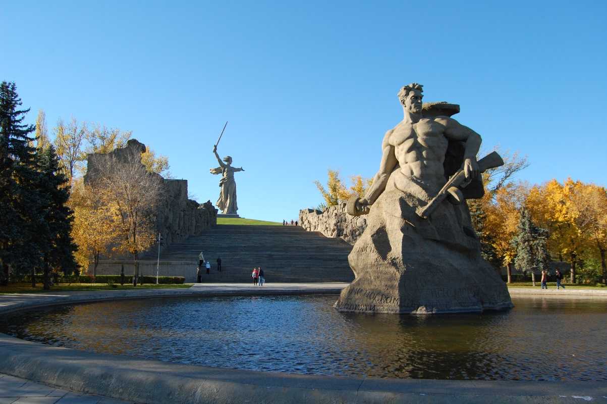 Мемориальный ансамбль на мамаевом кургане "героям сталинградской битвы"