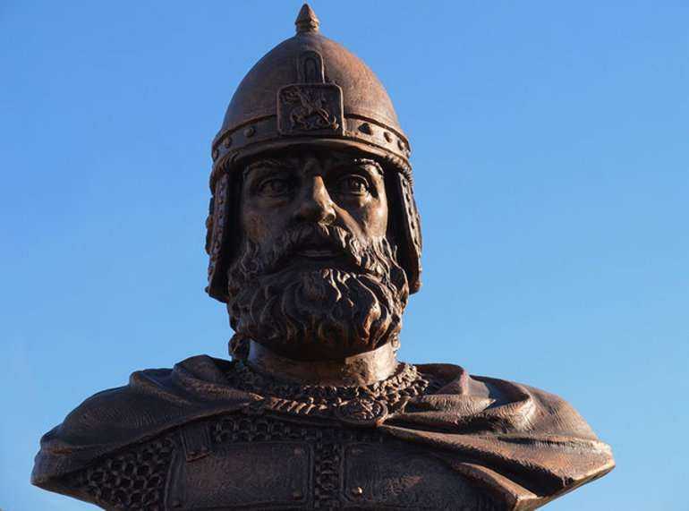 12 октября 1350 года родился один из самых знаменитых русских князей победитель Куликовской битвы Имя этого русского правителя пожалуй по своей известности может сравниться с именем Александра Невского даром что оба этих князя прославлены в пер