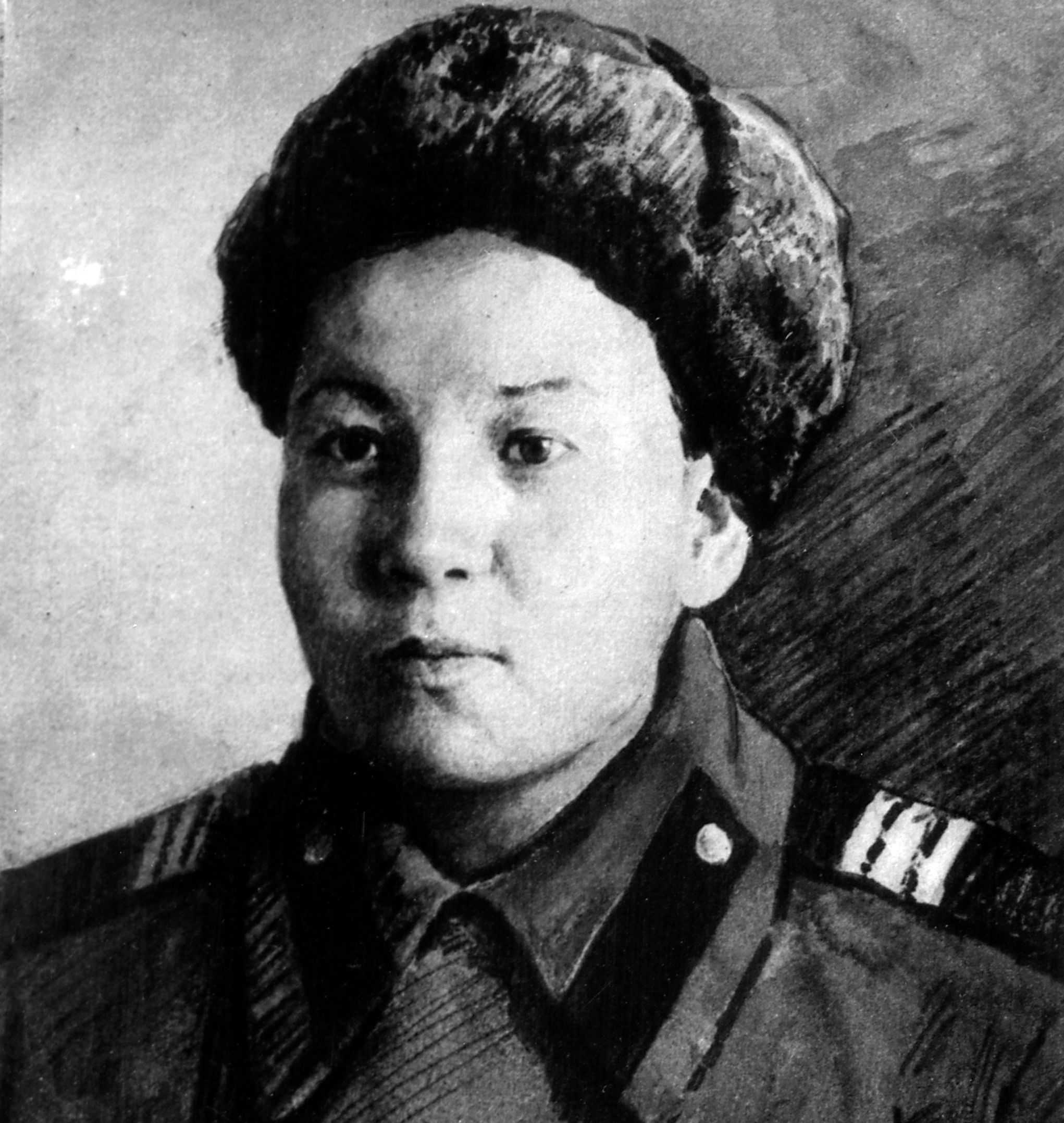 Люблю твои черты Твой профиль тонкий Жизнь отдала ты праведной борьбе Как мы сегодня Будут чтить потомкиИ подвиг твой и память о тебе Забыть ли время испытаний тяжкихЕщё не стёрты все его следы Твоей судьбою смелая казашка Все степняки в краю родн