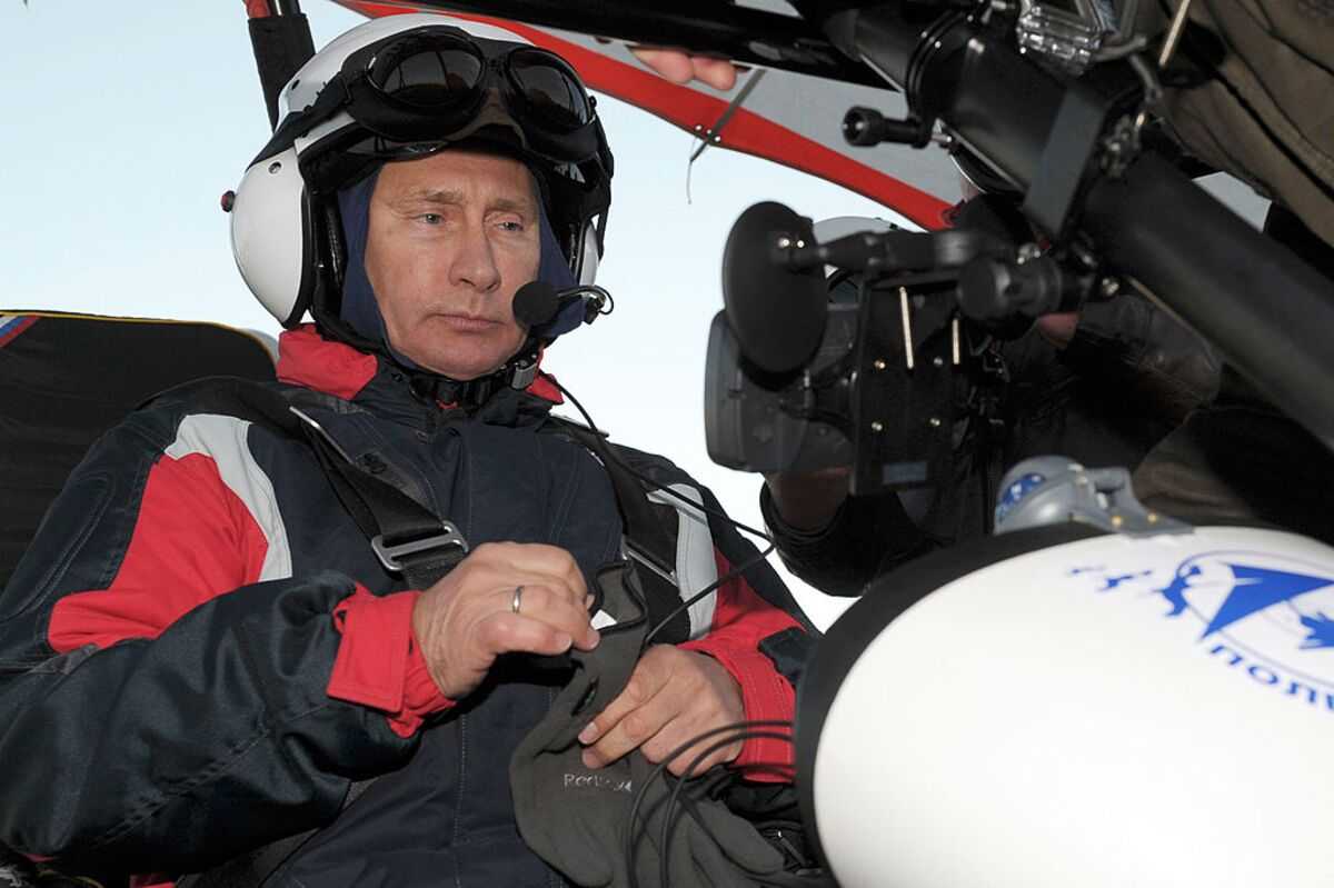 Путин не первый раз за штурвалом истребителя