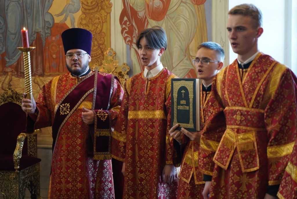 Праздник красная горка в 2022 году, что надо делать и что готовят в поминальный день