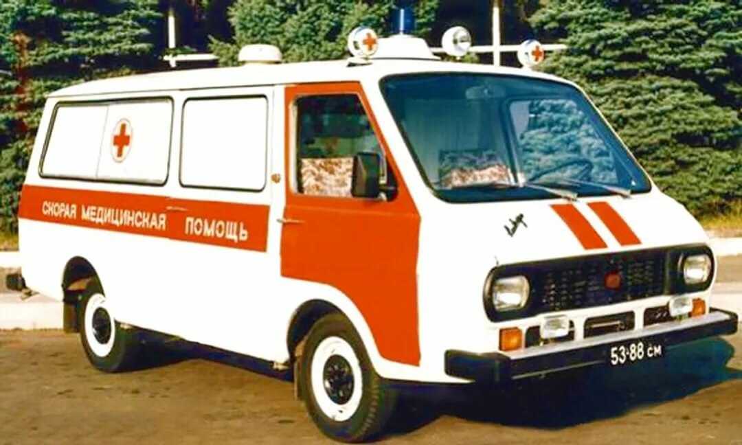 Специальные модификации для медицинской службы делали не только на основе обычных легковушек Но и из грузовиков и даже из правительственных лимузинов